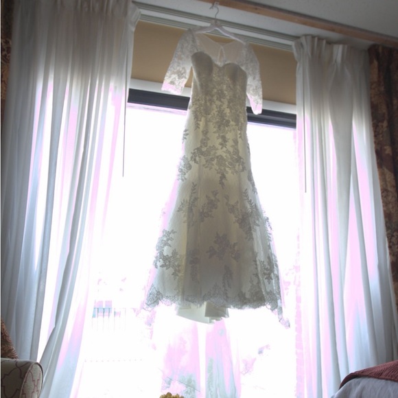 Beautiful dress, off white color - Picture 2 of 4